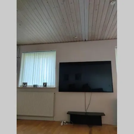 Helt Hus Naer Fjord Og Indkobs Center *