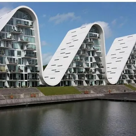 Helt Hus Naer Fjord Og Indkobs Center